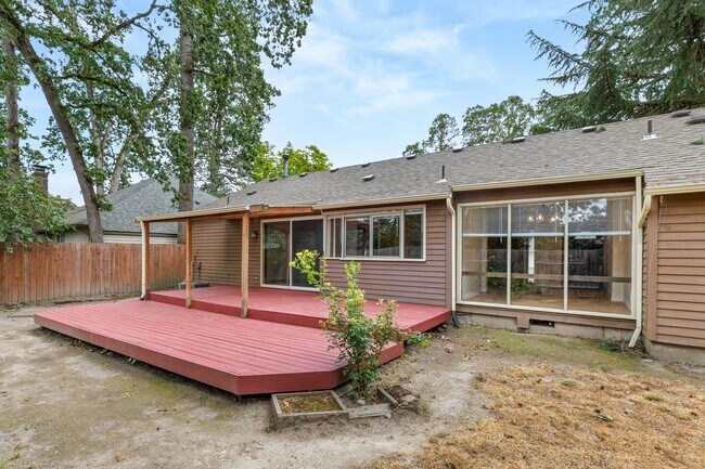 Building Photo - Must See! 3 bed/2 bath home with amazing private backyard - Double Garage/Community Pool