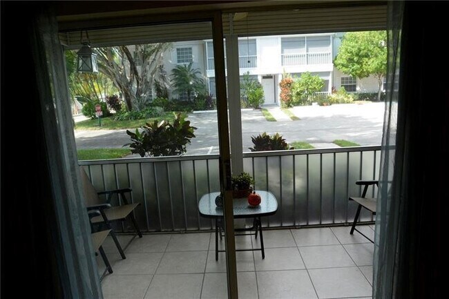 Building Photo - 6499 Bay Club Dr