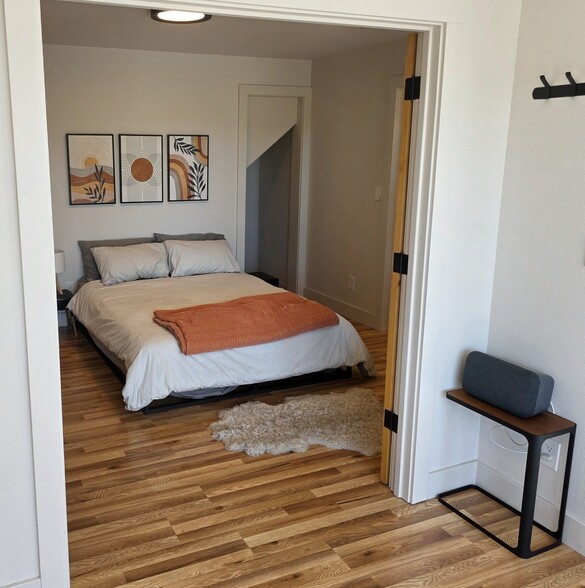 Building Photo - 1059 NW Saginaw Ave