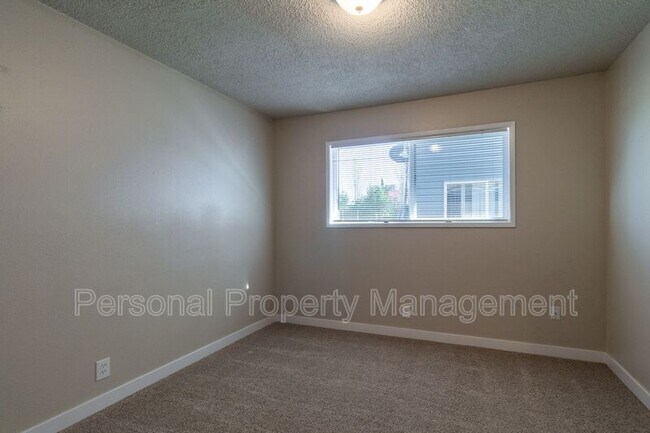 Building Photo - 1002 NE 86th St