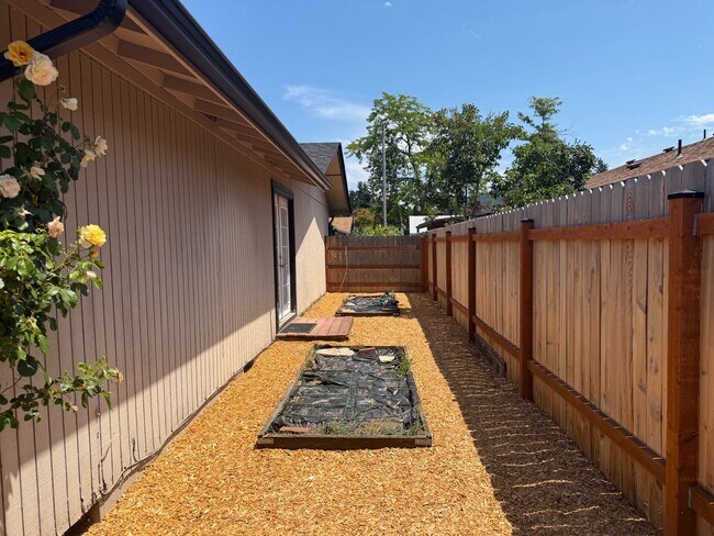 Building Photo - Updated 3-bedroom, 2-bathroom house in desirable Thurston neighborhood!
