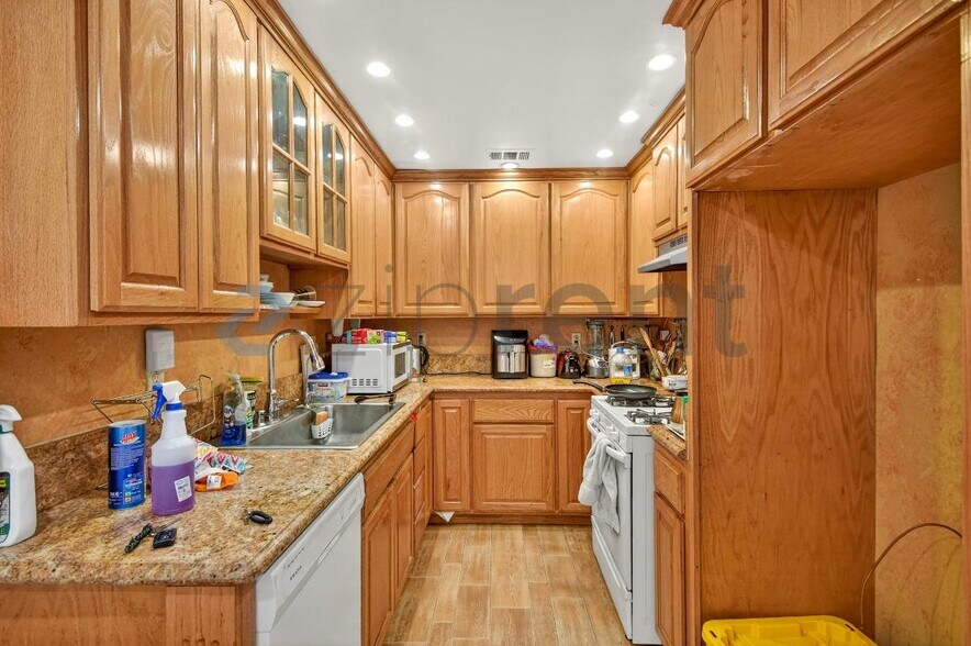 Building Photo - 2853 Doolittle Ave