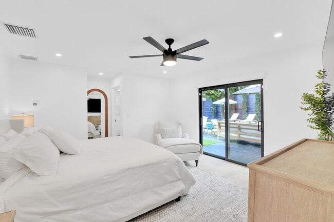 Building Photo - 3210 Palm Dr