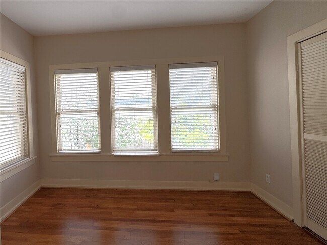 Building Photo - 302 W Saulnier St