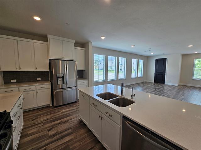 Building Photo - 2800 Jacaranda Dr
