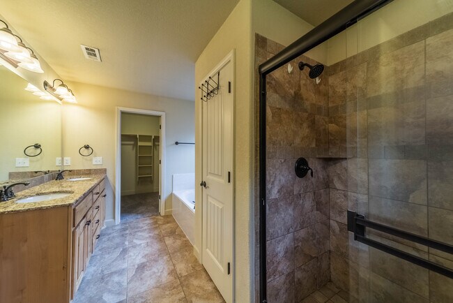 Building Photo - 3205 SW Briar Creek Ave