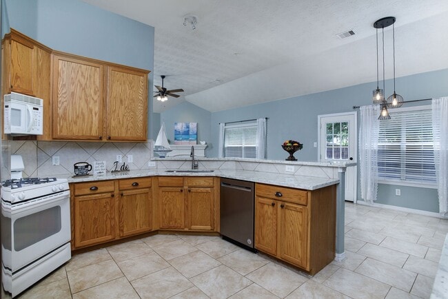 Building Photo - 28610 Hidden Cove Dr