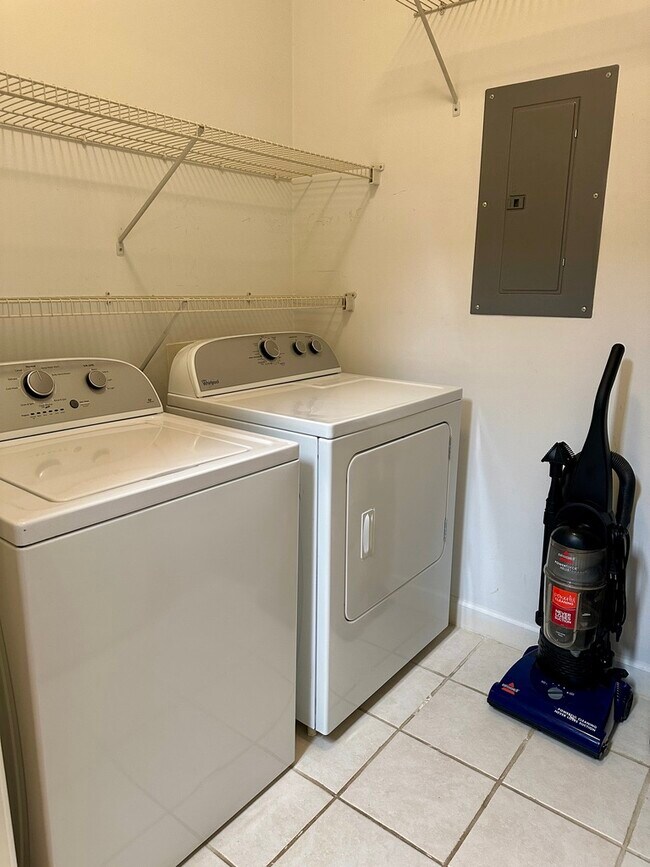 Building Photo - 208 Sterling Oaks Dr