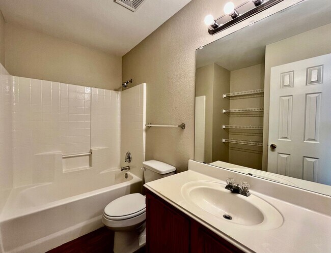 Building Photo - 2200 Lookout Ln