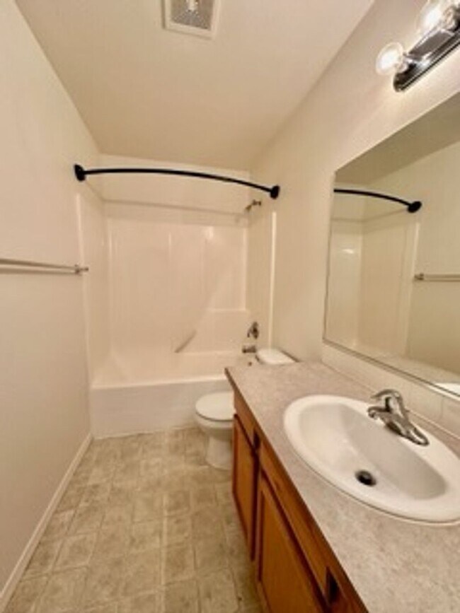 Building Photo - 382-388 E Leadora Ln