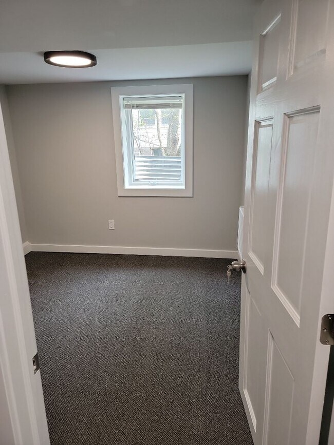 Building Photo - AVAILABLE JUNE 1st 2026 - Fantastic Newly ...