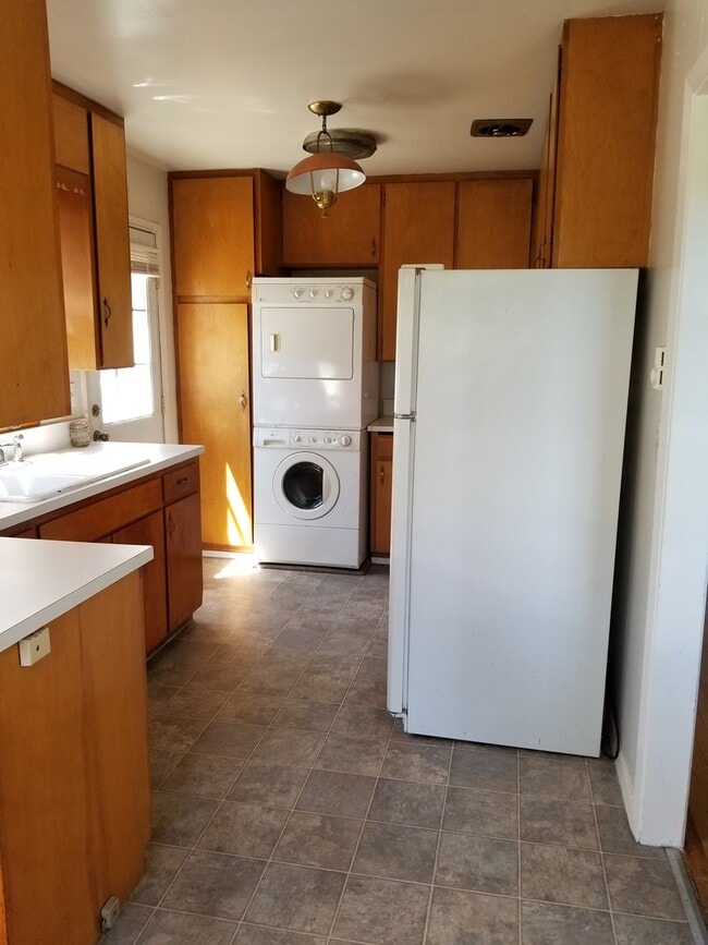 Building Photo - Occupied, do not disturb tenants. 2br duplex with carport and stackable washer/dryer included!