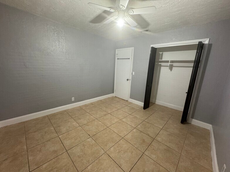 Building Photo - 401 SW 10th Ter