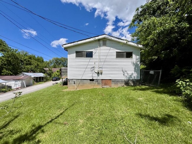 Building Photo - 318 Leonard St