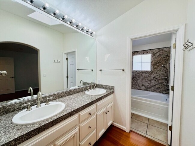Building Photo - Move-in Ready 3BD/2.5BA, Two-Story Home in Stony Brook in Downtown Danville