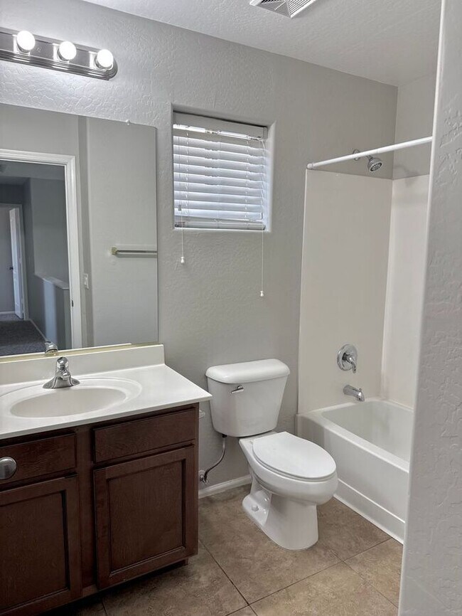 Building Photo - Stunning 4Bedrooms/2.5 Bath Home!