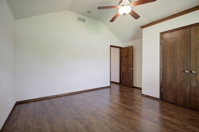 Building Photo - 509 Finch St