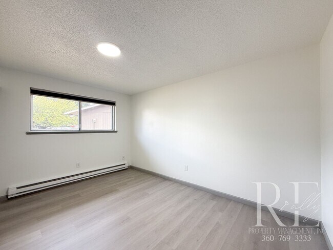 Building Photo - Bright 3BR Home on Amelia Ct | LVP Floors,...