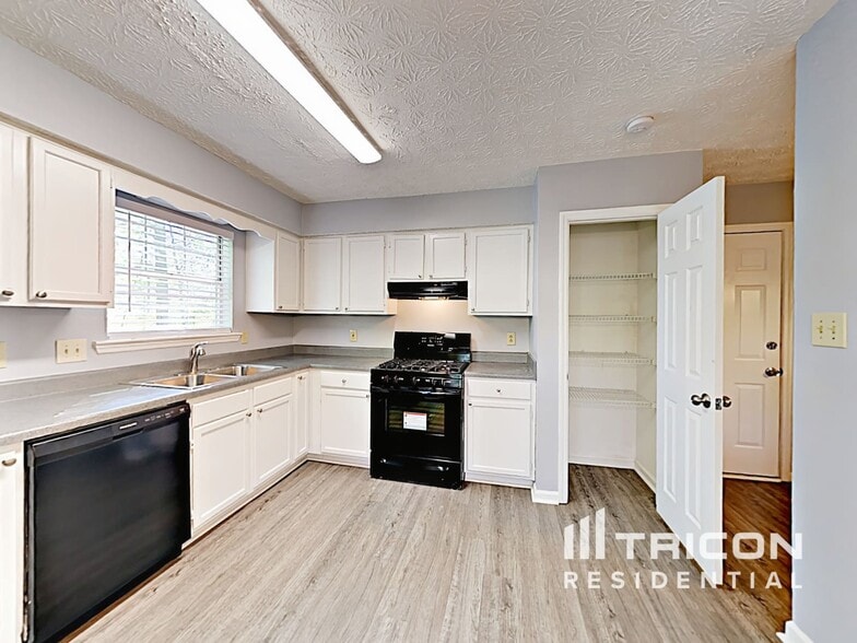 Building Photo - 536 Woodstone Rd