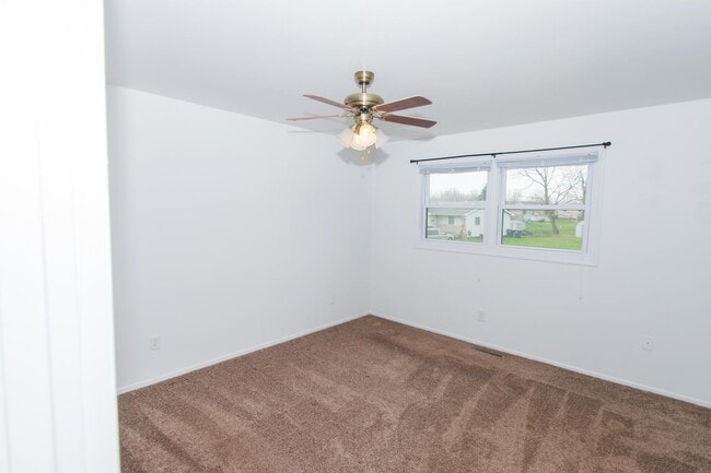 Building Photo - Spacious 2 bedroom / 1 bathroom Duplex for...