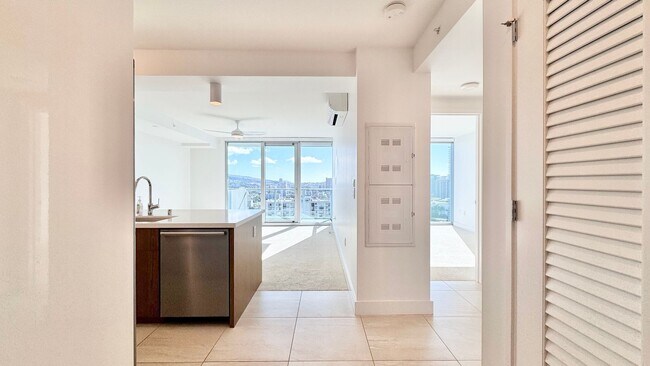 Building Photo - PET FRIENDLY! BEAUTIFUL 2 BEDROOM UNIT ON ...