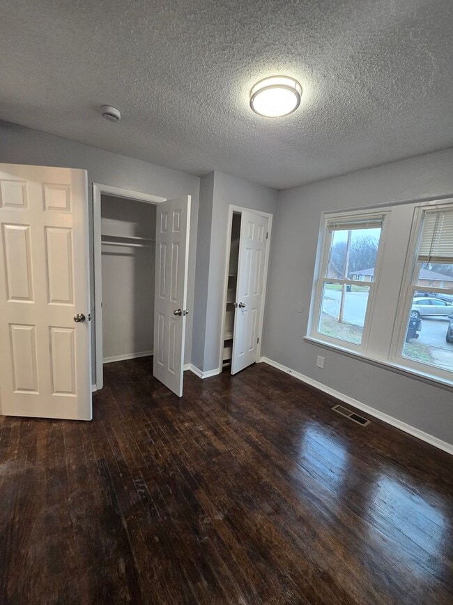 Building Photo - Renovated duplex