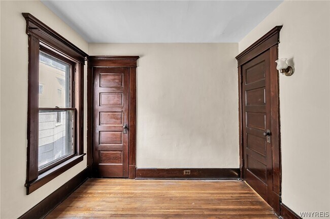 Building Photo - 42 Linden Park