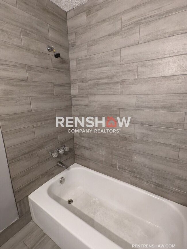 Building Photo - COMPLETELY RENOVATED 4 Bedroom / 1.5 bath ...