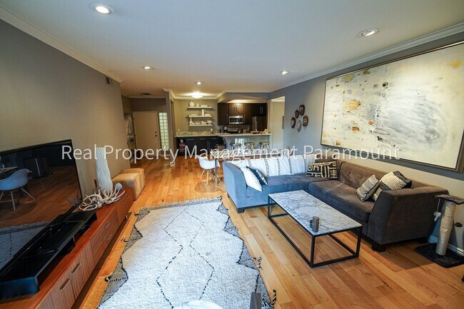 Building Photo - Don't miss out! 2 Bed 2 bath ready to go!