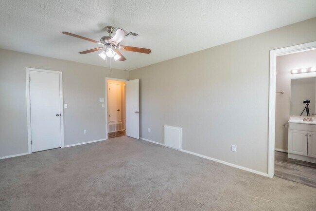 Building Photo - 3 Bed | 1 Bath in West Tulsa!