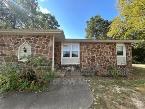 Building Photo - 1908 Bellerive Dr