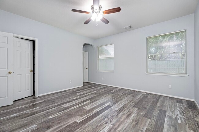 Building Photo - 421 Livingstone Ln