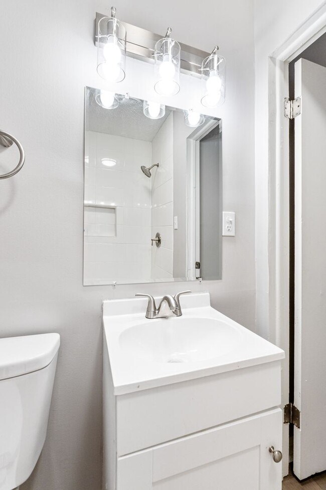Building Photo - Fully Renovated 2BR Home with Modern Upgra...