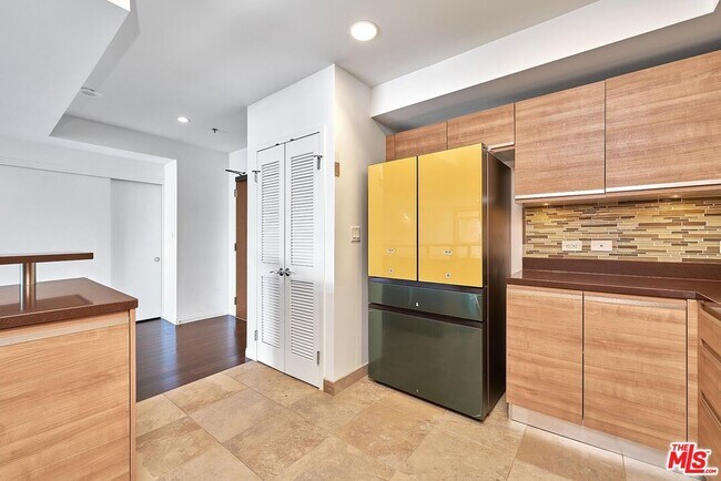 Building Photo - 3785 Wilshire Blvd