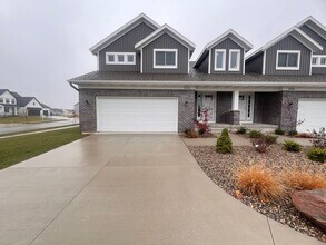 Building Photo - Four Bedroom Duplex in Caledonia!