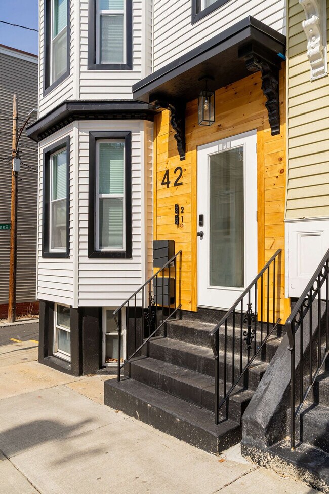 Building Photo - 42 White St Pl