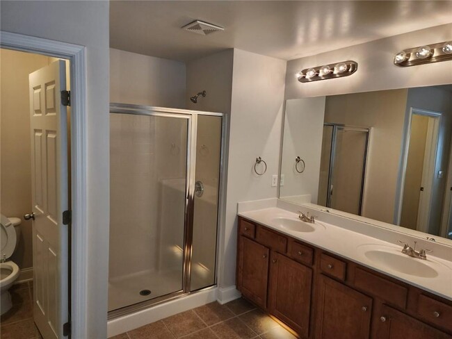 Building Photo - 465 Roland Manor Dr