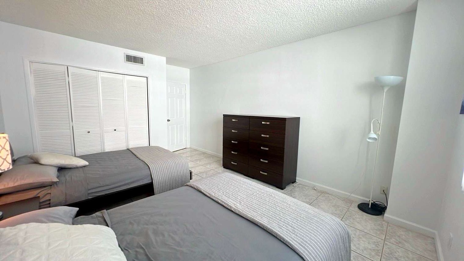 Building Photo - 3725 S Ocean Dr