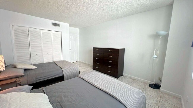 Building Photo - 3725 S Ocean Dr