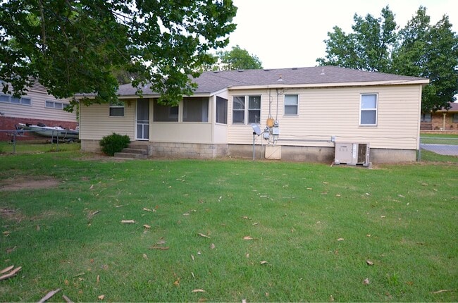 Building Photo - 712 S Apple St