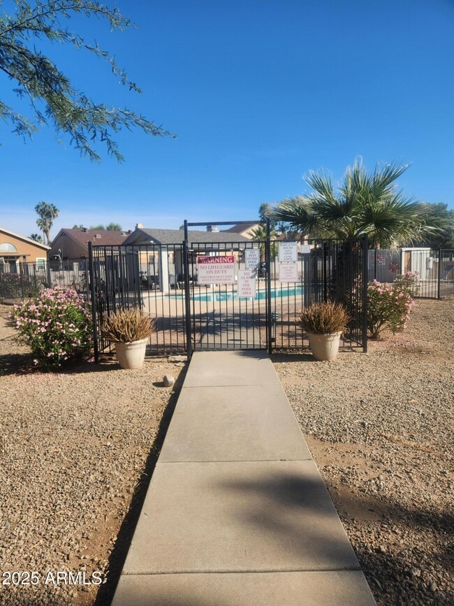 Building Photo - 802 E Rosemonte Dr