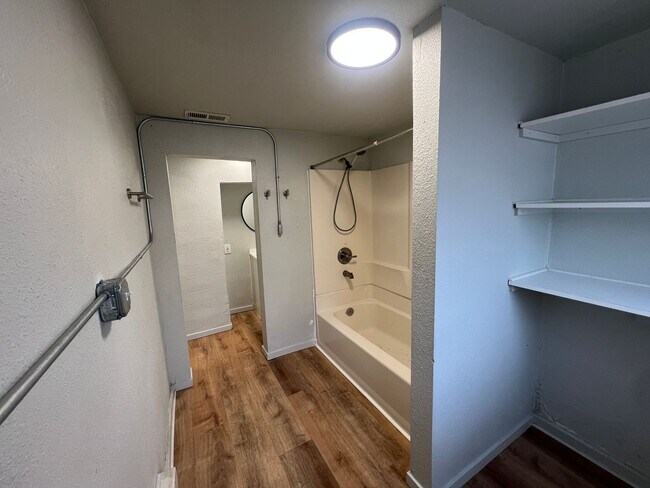 Building Photo - 2 Bed 1 Bath House in Westwood Neighborhood