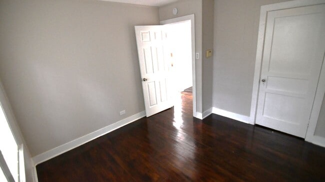Building Photo - Housing Authority Vouchers Accepted !! 2-bedroom, 1-bathroom DUPLEX located in Mid City North, Ba...
