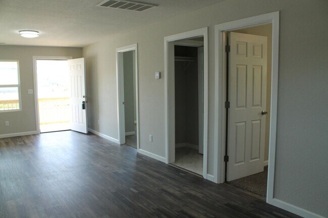 Building Photo - Stylish Remodel in Prime Location!