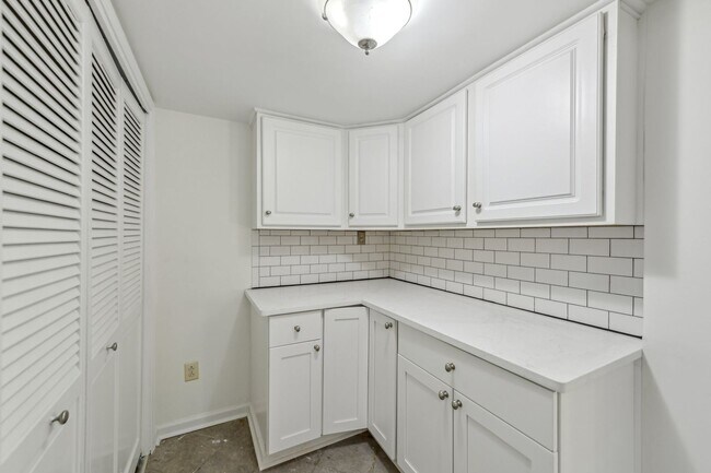 Building Photo - Updated 2BR/2.5BA Townhome in Gated West B...