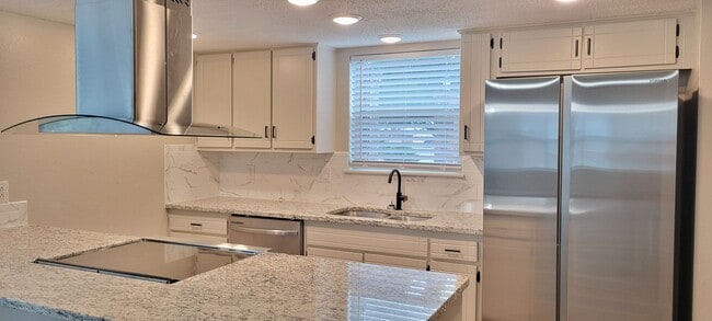Building Photo - UPDATE CONDOMINIUM IN COLONIAL PARK