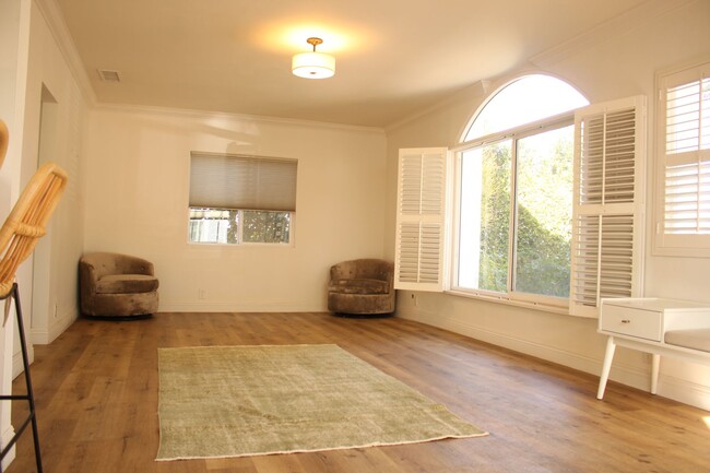 Building Photo - Bright West Adams Area Bungalow Style home