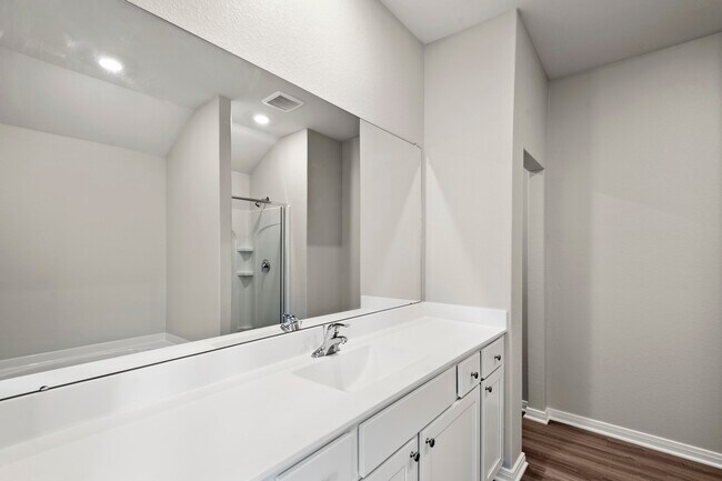 Building Photo - 400 Lynn Lotus Dr