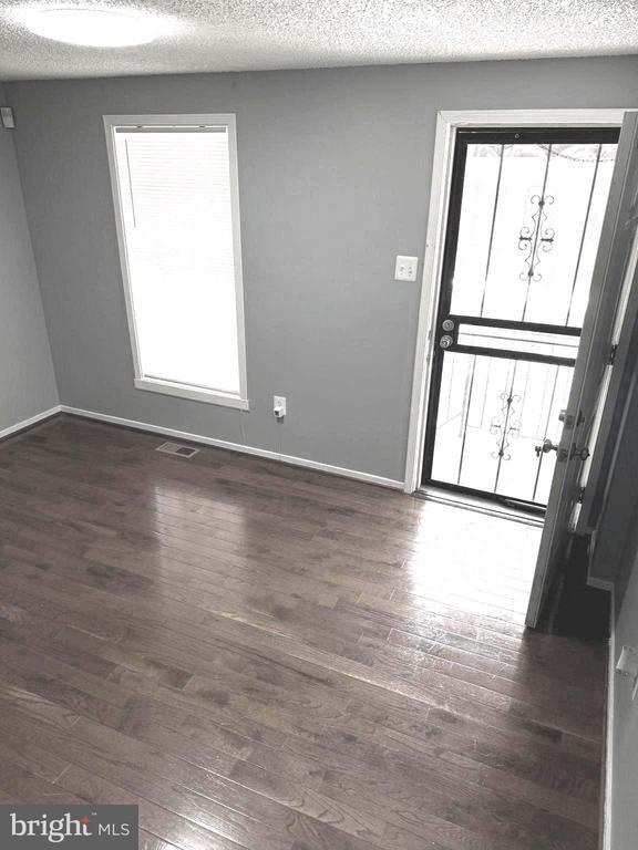 Building Photo - 1754 Abbotston St