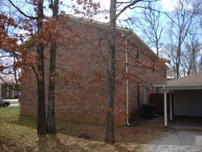 Building Photo - 1623 Huntington Dr